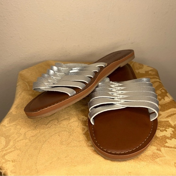 ROXY SIZE 6 SILVER TAN BROWN SANDALS BEACH VACATION SLIP IN STYLE - Picture 4 of 10